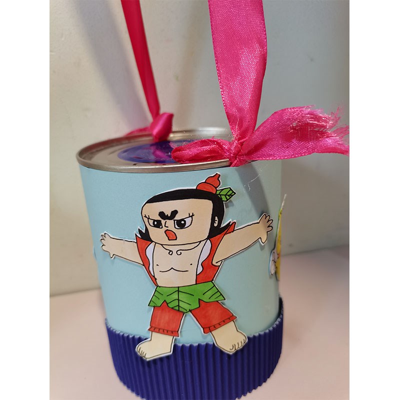 纸板箱创意美术手工 变废为宝 废旧利用 奶粉罐高跷 彩色成品装扮