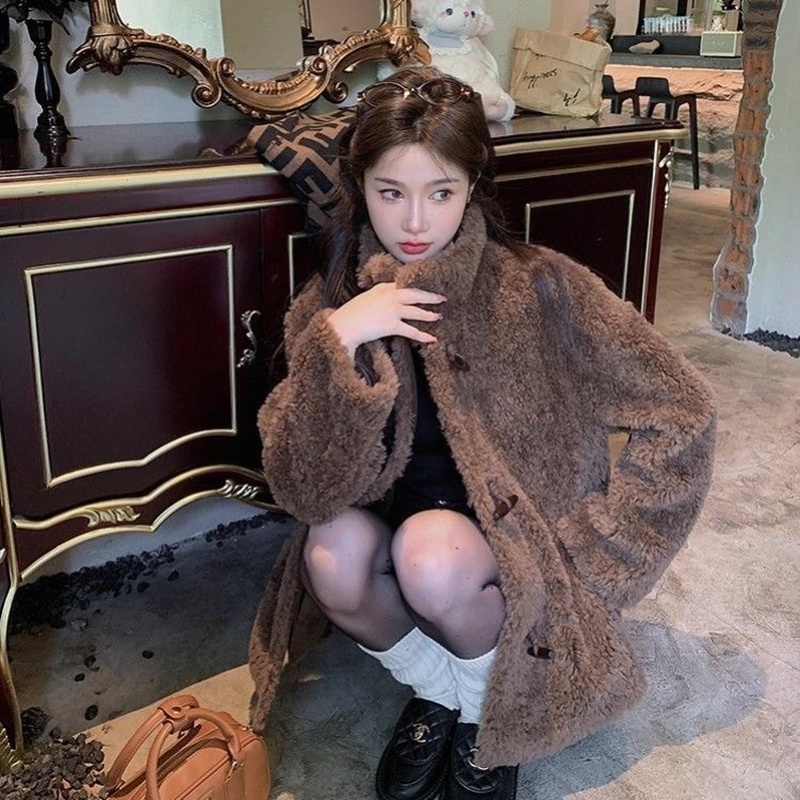 泰迪仿羊羔毛皮毛一体外套女立领冬季新款牛角扣环保皮草休闲大衣