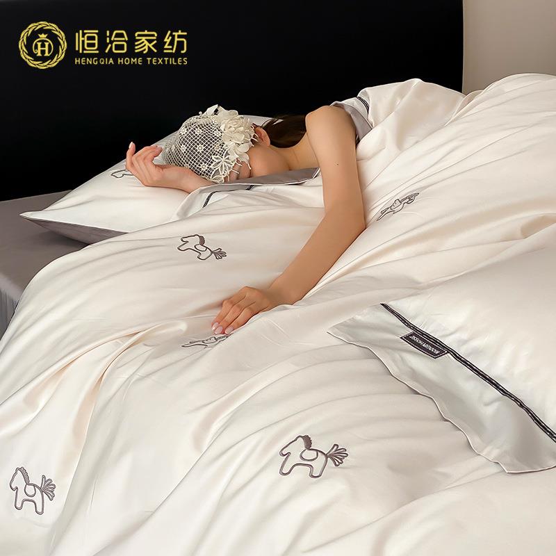 居家款贡缎长绒棉全棉四件套木马刺绣纯棉织带边被套床上用品红色