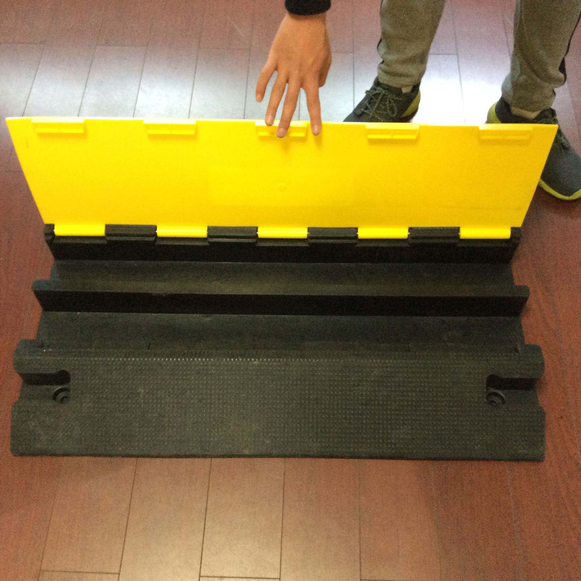 活动用电线水管盖板减速带 穿线槽橡胶板 大两槽减速带 90*58cm