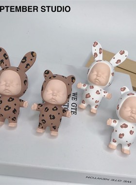 车载香薰可爱豹纹睡眠宝宝汽车空调出风口香水扩香石膏装饰风口夹