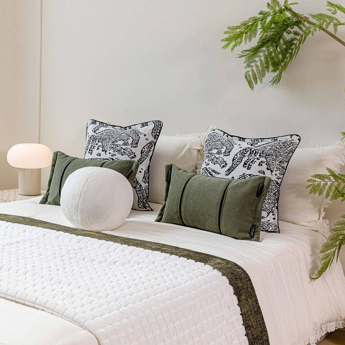 现代简约样板房床品绿色白色抱枕靠垫轻奢酒店家具展厅软装11件套