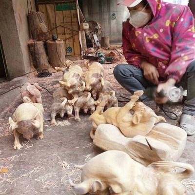 动物家居装饰件木香樟木生肖牛摆件桌面实木手工雕刻马猪原木花纹