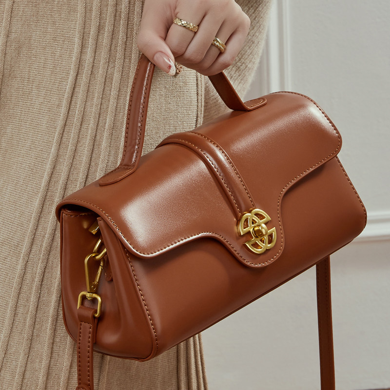 包包2026新款秋冬真皮包斜挎包女包高级感锁扣小包轻奢手提单肩包