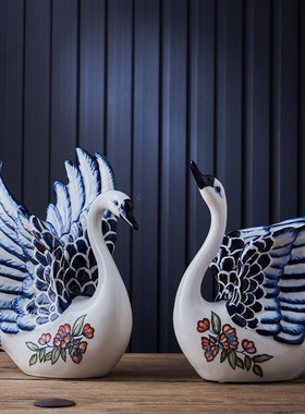 青花瓷陶瓷天鹅客厅电视柜玄关酒柜装饰品摆件家居天鹅陶瓷工艺品