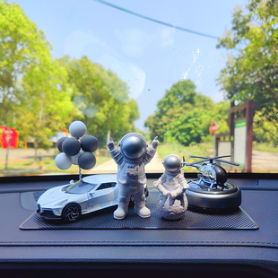 车用卡通创意摆件汽车中控台摆件车载香薰男女士车内装饰用品大全