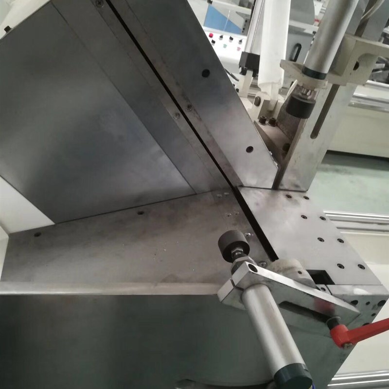 黑龙江铝合金门窗制作机器中端铣铝合金切割机数字显示器双头锯