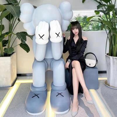 商场捂落装饰脸kws摆件客厅地大网红公仔理发麦太保店酒店a拍照坐