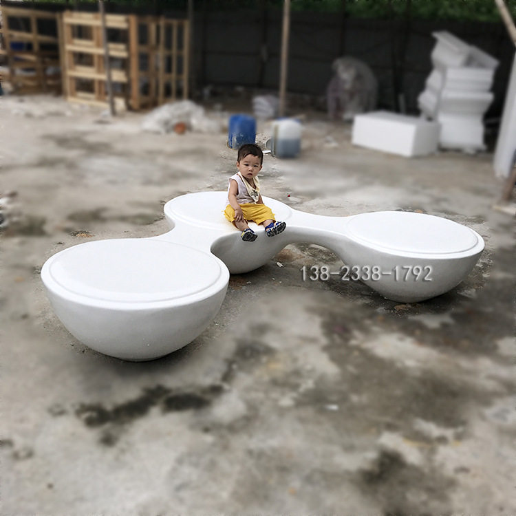 广场商业街玻璃钢三头坐凳雕塑