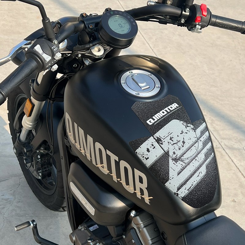 适用钱江闪300AMT油箱鱼骨贴字母改色膜轮毂粉色贴花防水个性车贴