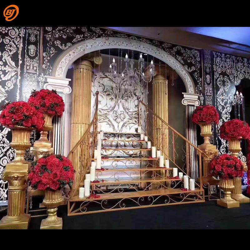 百界新款欧式婚庆道具铁艺楼梯舞台布置背景装饰凤尾扶梯婚礼摄影