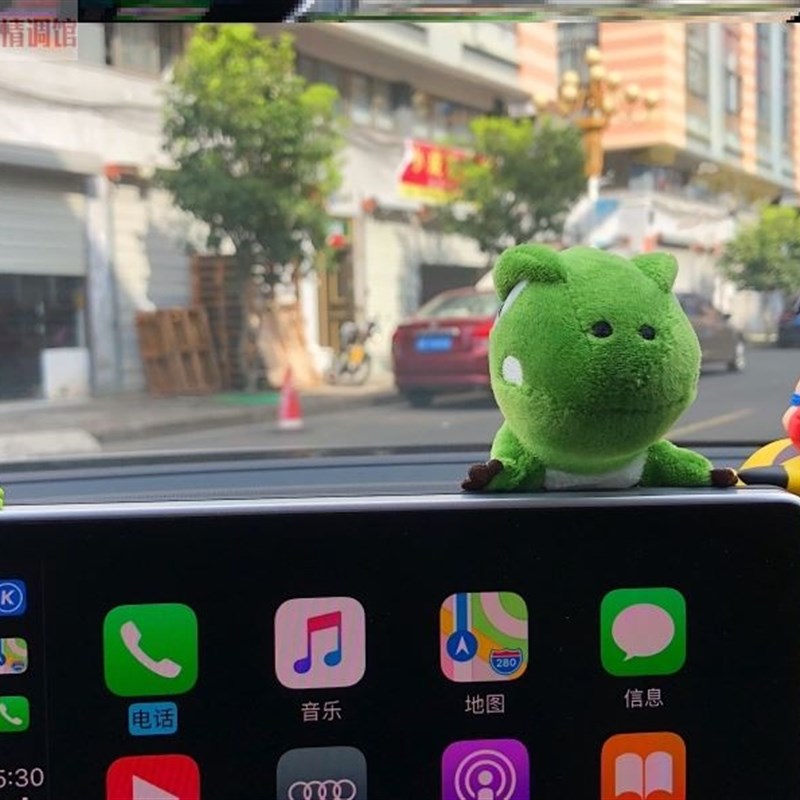 新款汽车中控台装饰车载显示屏摆件电脑显示器屏幕趴趴公仔小玩偶