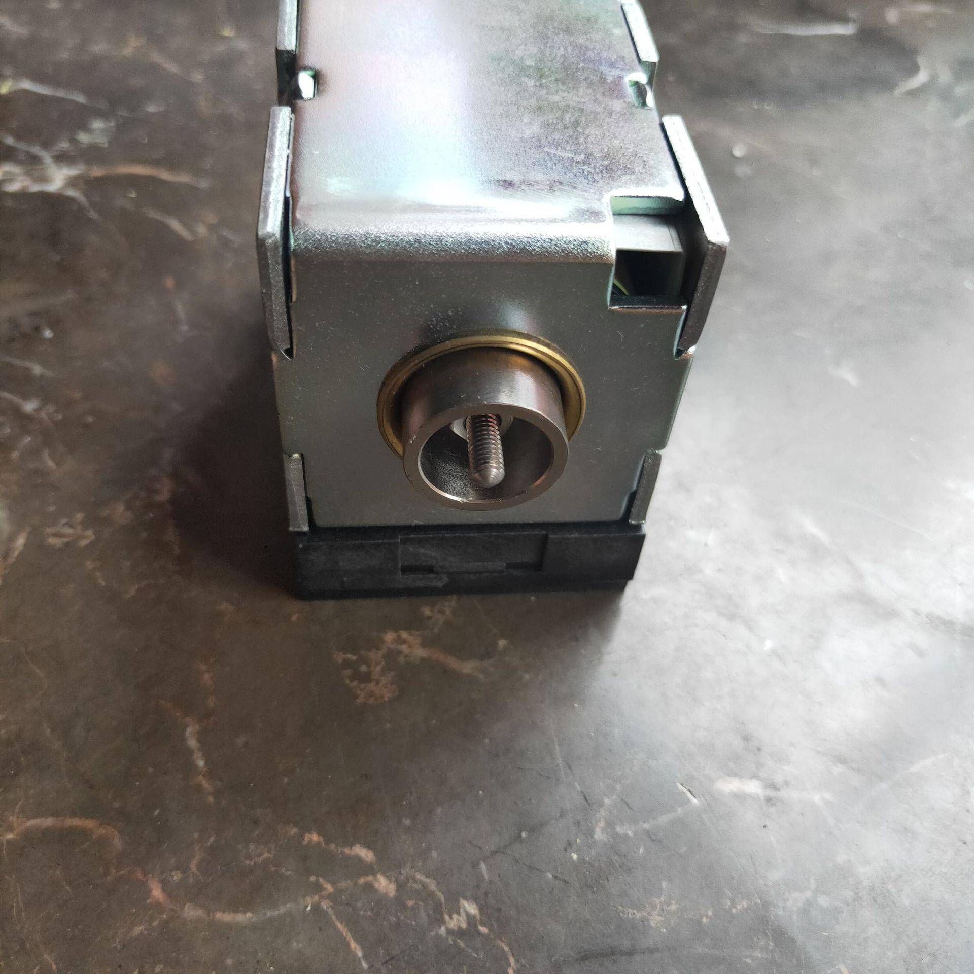 1VCR08479G000分闸[MO]1线圈MOV4分闸线圈0MDOVD4过电流脱扣器MO