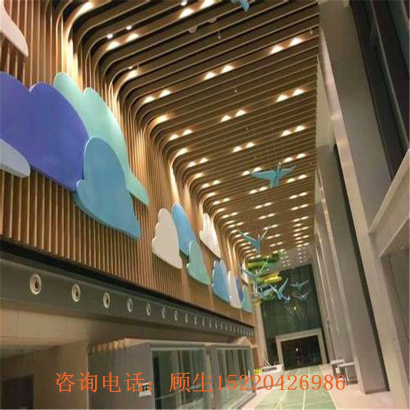 室内异型吊顶装饰立面弧形铝方通波浪造型板方管拉弯转印木纹单色