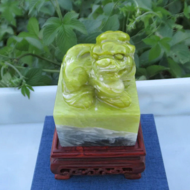 丹东菜花黄古兽大章雕纽印章绿石6.1*6.1*8.5CM配底座盒子样品石