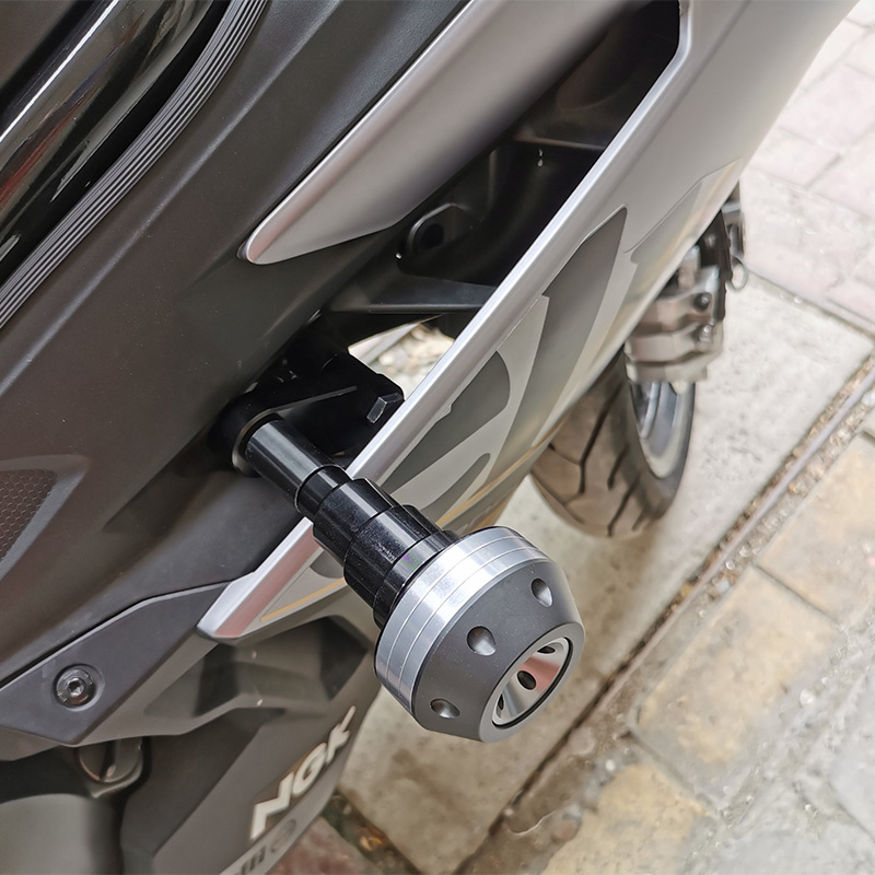 适用贝纳利302R龙卷风2改装球车身保险杠飓风302胶配件