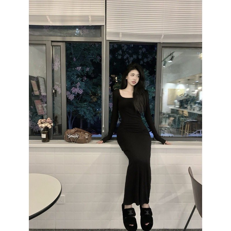 黑色长袖方领连衣裙早春新款小妈感收腰修身鱼尾裙女别致惊艳长裙