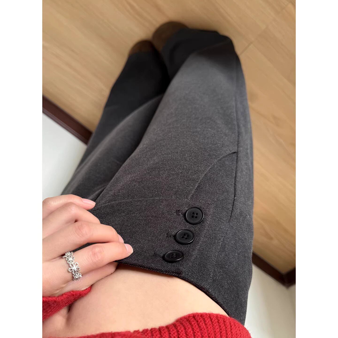 深灰色侧腰纽扣毛呢西装裤女秋冬新款低腰宽松显瘦垂感直筒阔腿裤