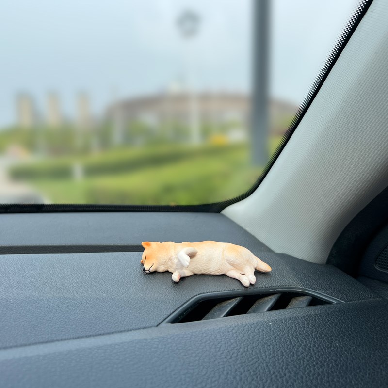 治愈系创意躺姿睡觉小狗汽车车内饰品摆件中控台窗边公仔车载用品