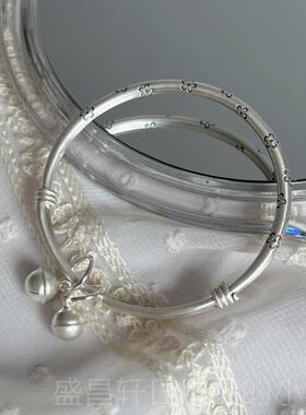 高档一十七纯手作 999足磨银不褪色覆镯古银饰花朵砂古法银铃铛手