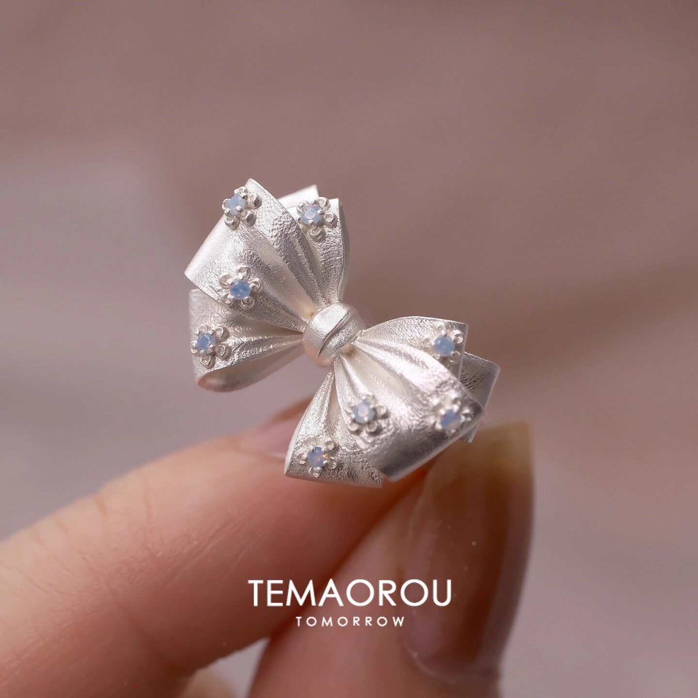 清冷感小众设计立体蝴蝶结镶嵌奶蓝色小欧泊石戒指开口食指戒指环