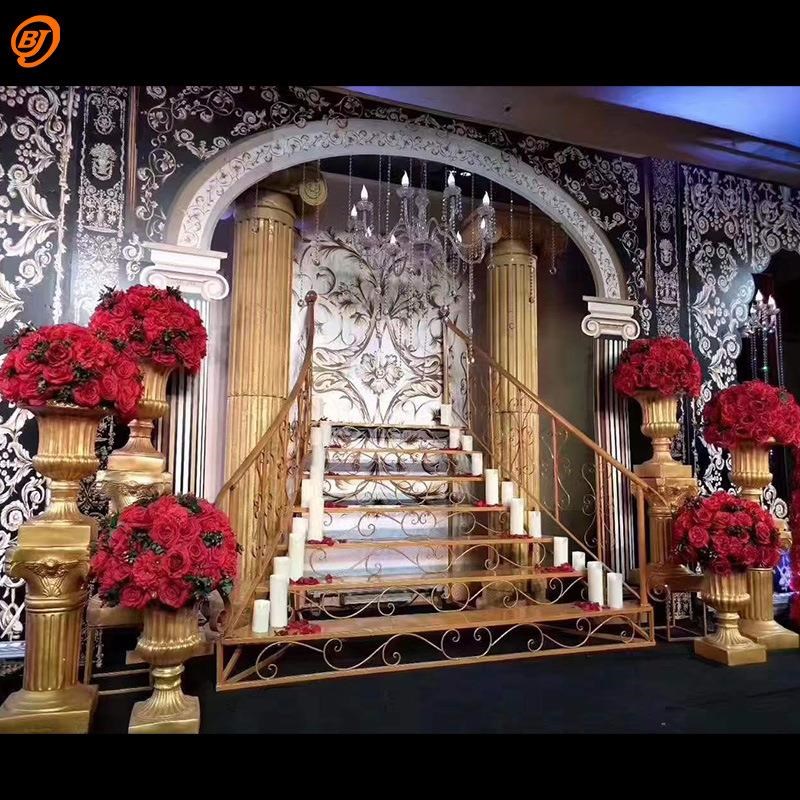 百界新款欧式婚庆道具铁艺楼梯舞台布置背景装饰凤尾扶梯婚礼摄影