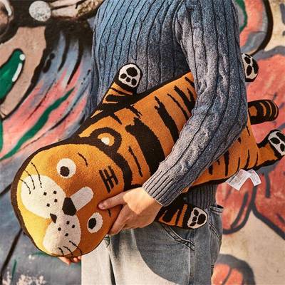 虎瑞景纺织AL666480发财抱枕沙年老虎靠垫设计师款头发座椅床靠枕