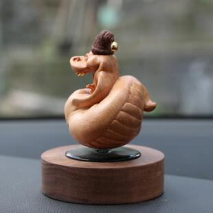 太阳睡能动旋转创意汽车摆件黄杨木自雕财184十二生肖瞌蛇车载招