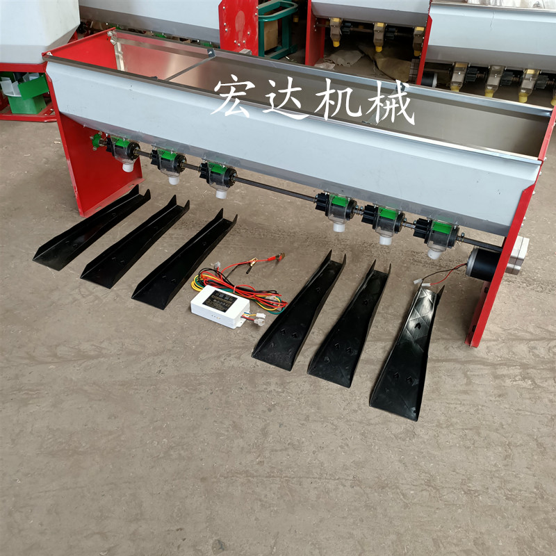 新款旋耕机配撒肥机不锈钢肥箱大型拖拉机后置撒播机电动施肥器