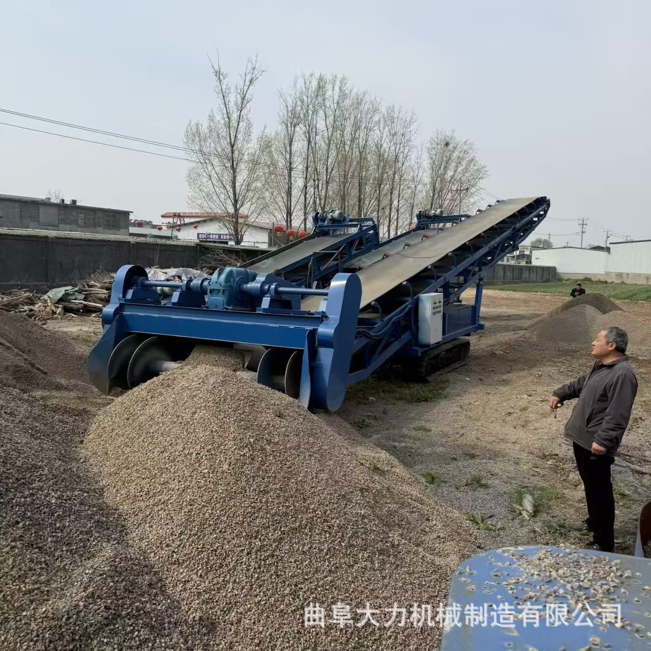 建筑垃圾螺旋扒渣机履带自动装车