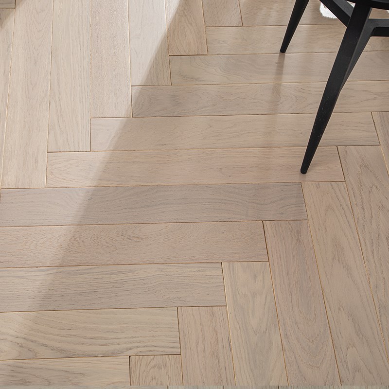 橡木纯三层实木地板原木复合地暖锁扣家用多层人字拼南浔