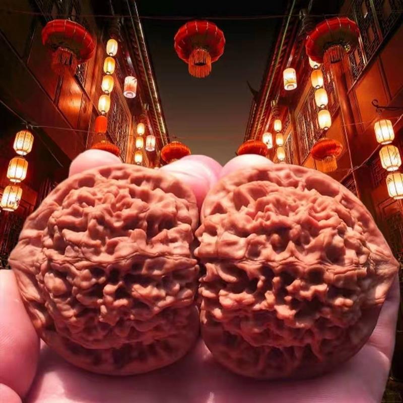 地摊文玩核桃手把件配对麒麟纹 练手文玩核桃