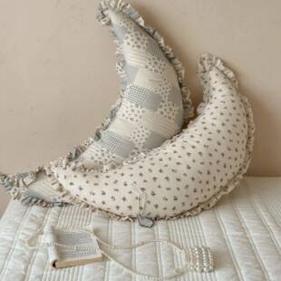 弯月抱枕饱满羽绒棉护颈护腰靠垫 月亮形居家沙发卧室云朵感靠枕