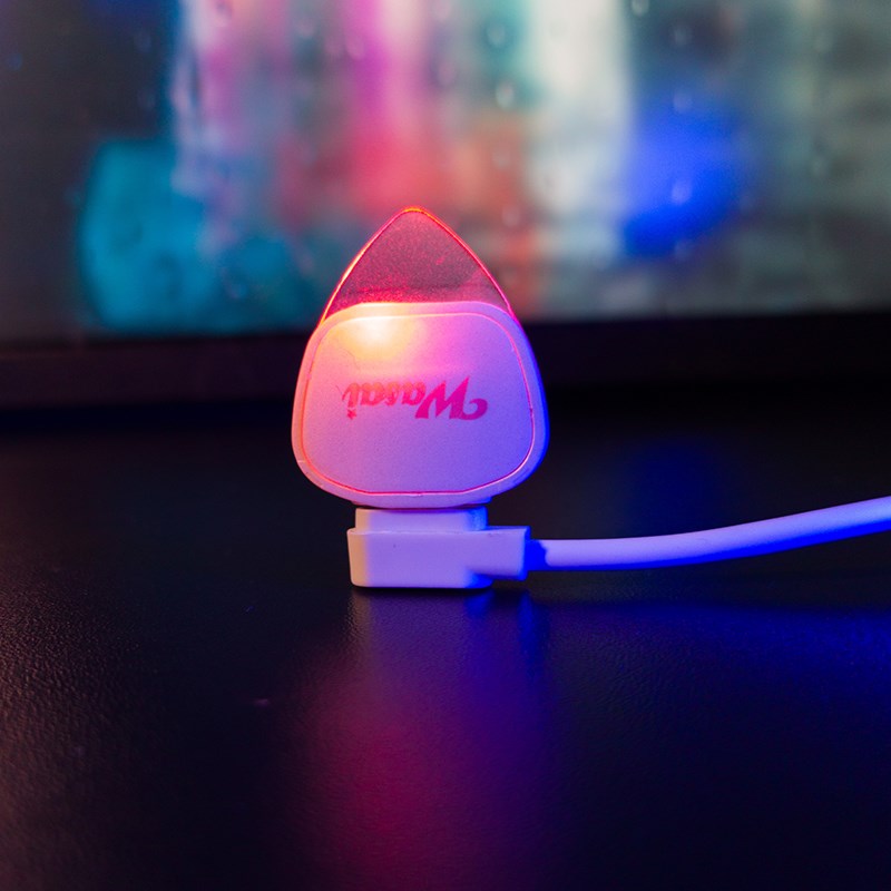 wsi哇塞闪光拨片0.7mm充电扫弦电吉他民谣木吉他演奏发光拨片