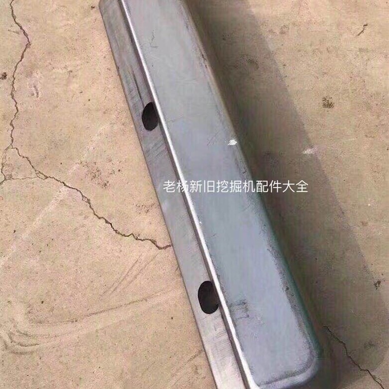 卡特320 33GC新款挖掘机驾驶室前保险杠 39防撞边梁挡泥板