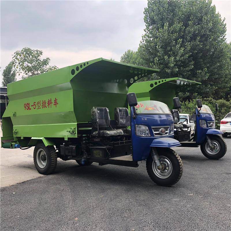 全自动饲料撒料车养殖场柴油投料机饲草搅拌运料抛料一体喂料车