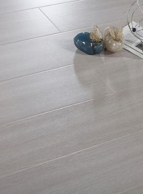 欧式原木纹家用强化复合木地板灰色锁扣环保耐磨防水封蜡无缝10mm