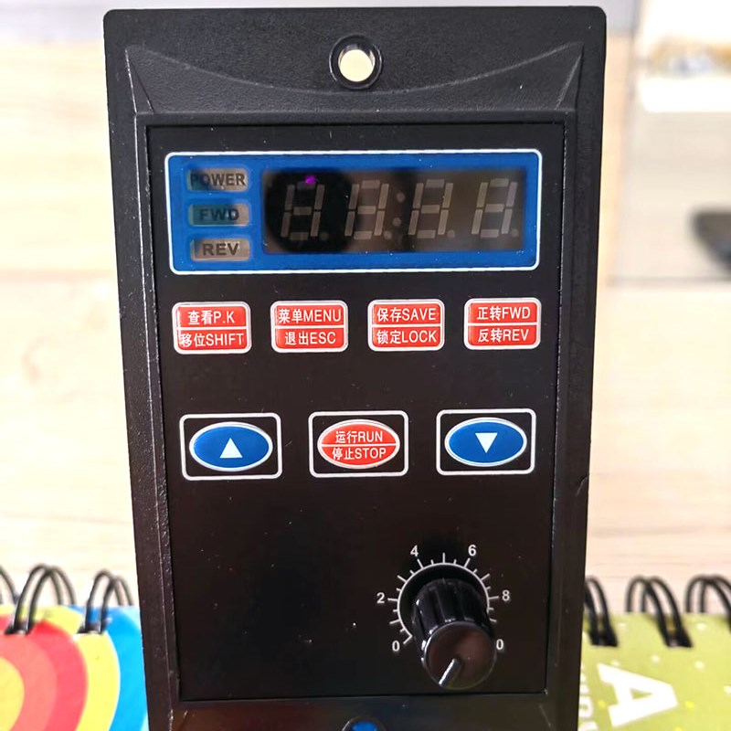 新款MCU变频器单相220V750W三相220异步电机减速马达调速器