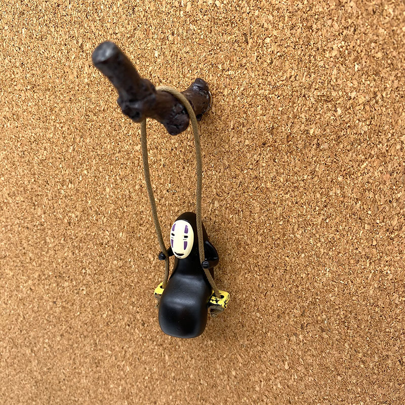 1个无脸男荡秋千创意图钉按钉千与千寻墙装饰毛毡板软木板挂钩钉