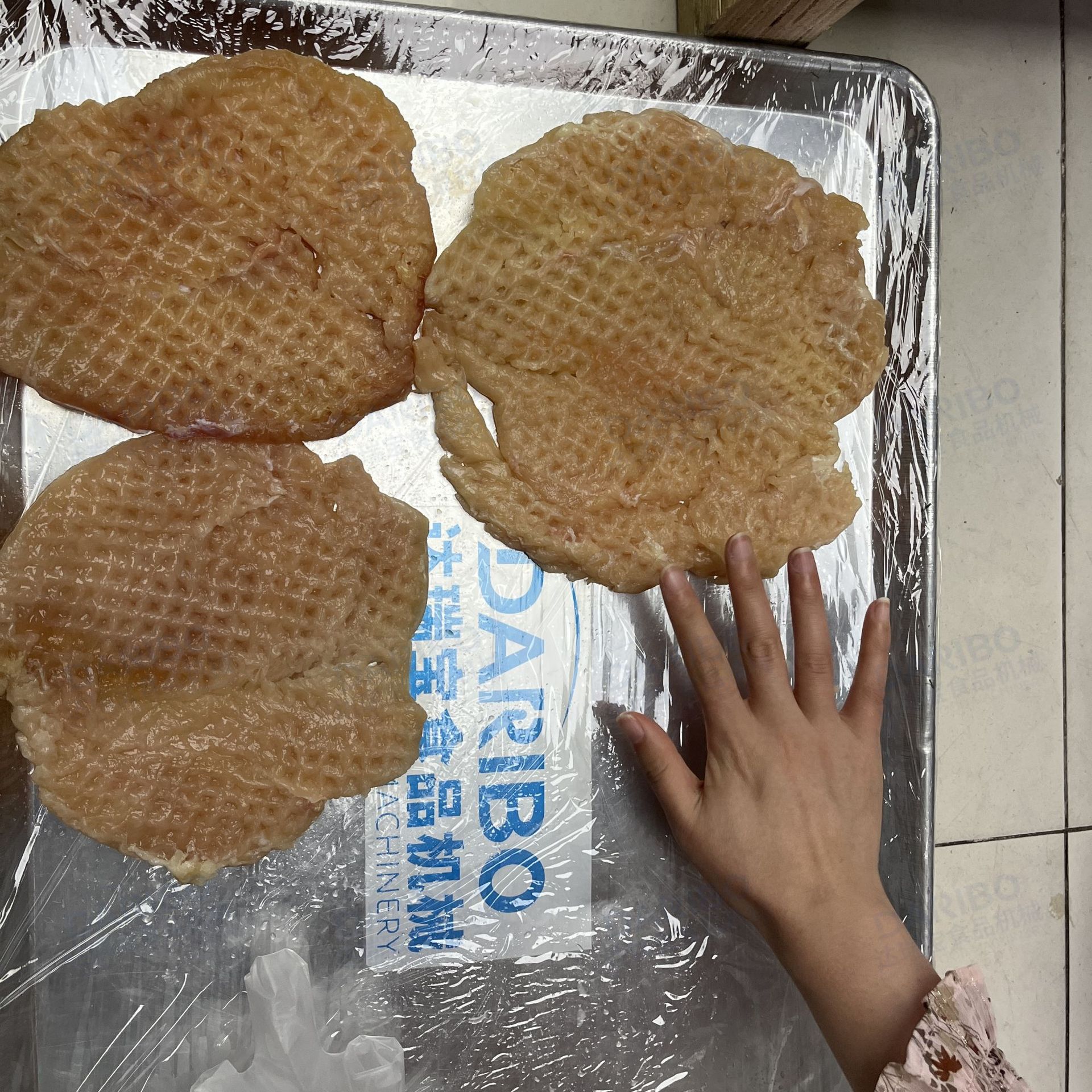 *肉类嫩化延伸压平设备 爆浆猪扒碾压增大机 鸡胸肉断筋压大机