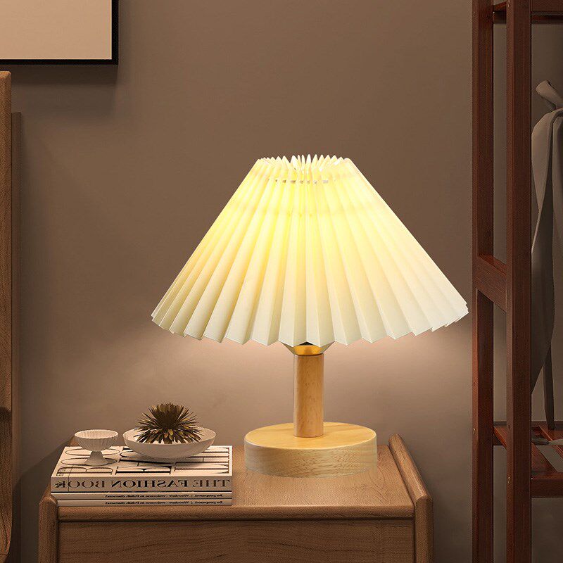 斯堪的纳维亚简单复古台灯床头灯装饰简单实木女孩在气氛灯褶皱夜