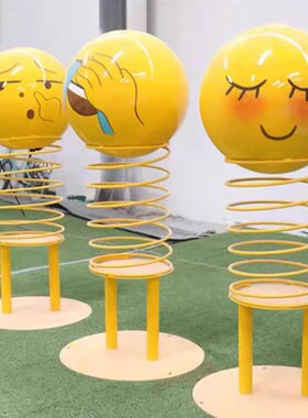 摇头表情包公仔汽车摆件车载弹簧表情包笑脸娃娃弹跳仔车内饰品