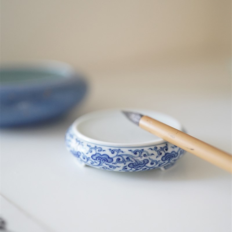 瓷器口-青花点工雕刻林芝纹三足笔舔 墨碟 盖置 文房雅玩