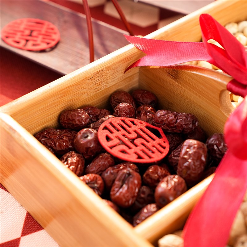 订婚摆台客厅布置创意摆件零食糕点摆盘早生贵子干果盒全装中式