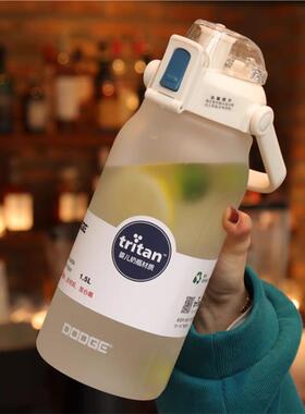 美国tritan大容量运动水杯女生夏季水壶2000ml吸管杯子男生吨吨桶