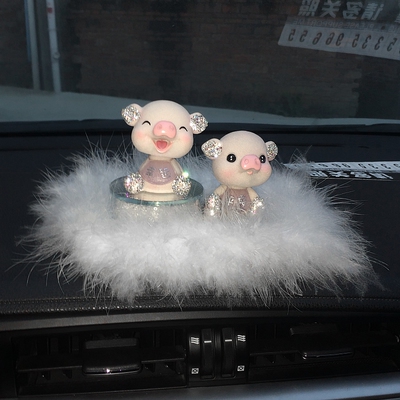 车载带钻高档摆件小猪汽车创意个性可爱摇头公仔卡通车内用品装饰
