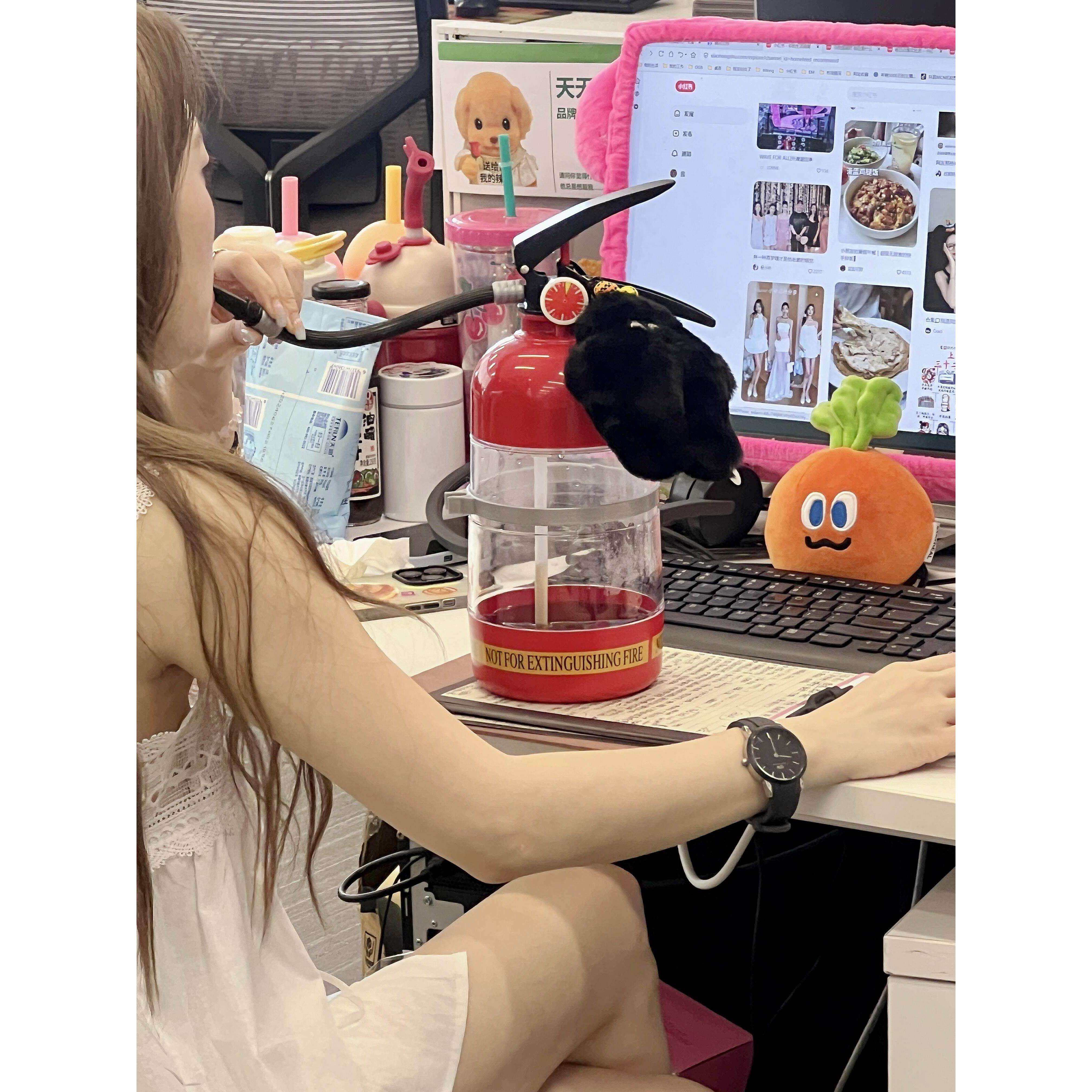 采购产品大容量吸管杯，搞笑灭火器，饮料桶，可乐水杯，饮酒机，,餐饮具,吸管杯,淘宝优惠券,粉丝福利购,淘宝优惠卷