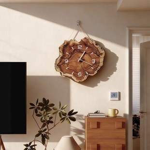 中古风挂钟客厅2025新款原木风钟表创意时钟挂墙高级感艺术风挂表