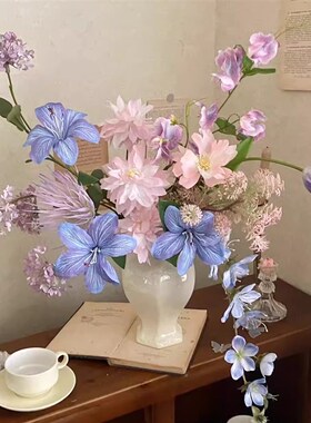 花艺师设计梦幻光镜油画风仿真花花束插花粉色蓝紫色插花软装餐桌