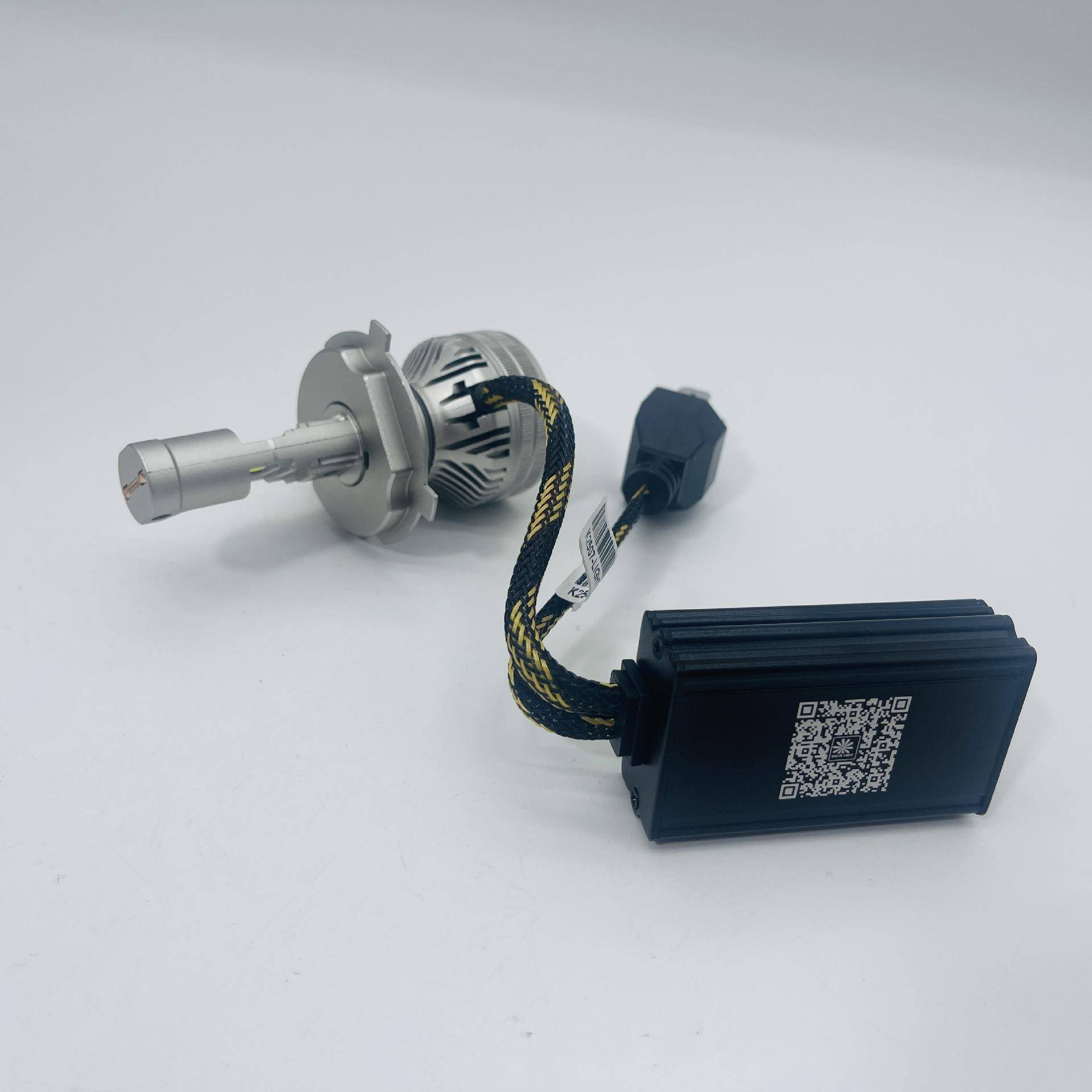 车新款APP智能汽控灯车le汽高d前照灯泡h4亮车R10灯通用汽大灯R10